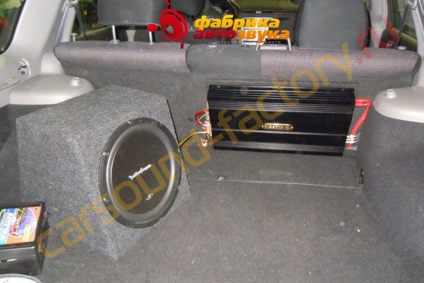 установка сабвуфера Rockford Fosgate R1 Subaru Forester