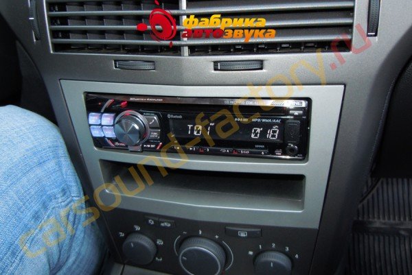 Установка магнитолы Alpine CDE-113BT Opel Astra