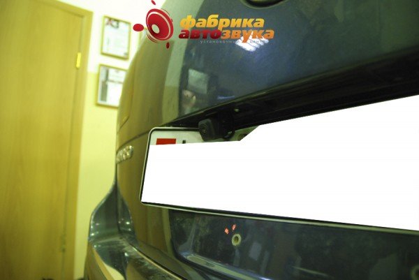 Установка камеры заднего вида Pioneer ND-BC001S Volkswagen Touareg