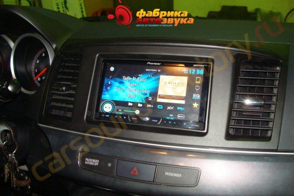 установка магнитолы Pioneer AVH-X5600BT Pioneer AVH-X5600BT Mitsubishi Lancer X