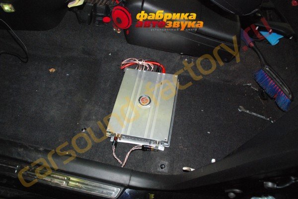 установка усилителя в автомобиль DLS MA41 Mitsubishi Outlander