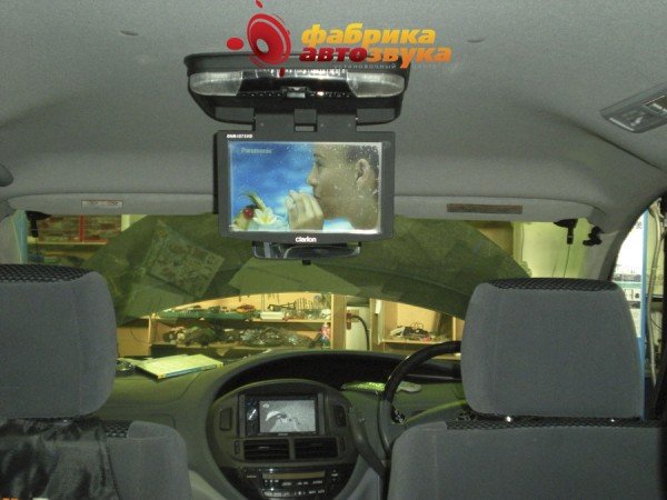Установка потолочного монитора Clarion Clarion OHM 1075VD Toyota Sienna