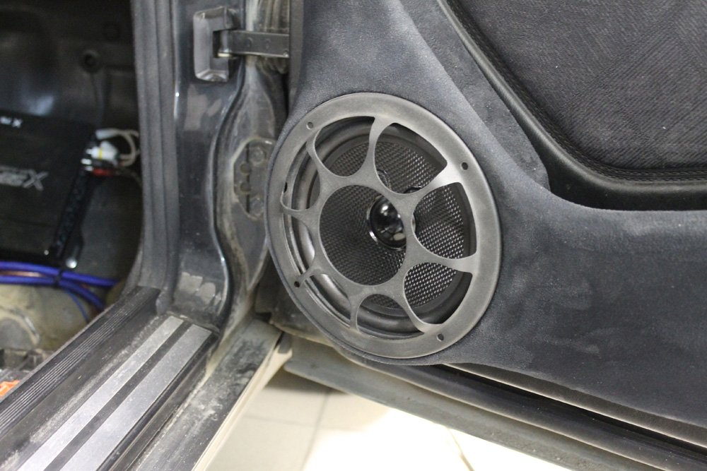 Установка динамиков в Mercedes E класс