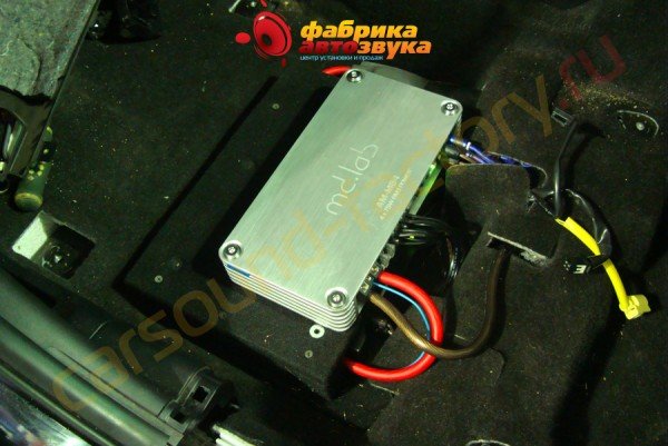 установка усилителя мощности звука Md.Lab Mitsubishi Outlander XL
