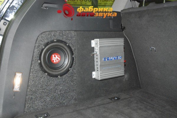 Скрытная установка сабвуфера DLS OA8 Volkswagen Touareg