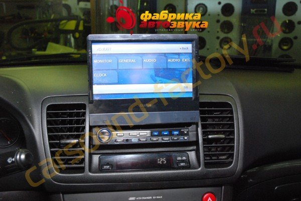 установка автомагнитолы с выездным монитором Clarion VRX775VD Subaru Outback
