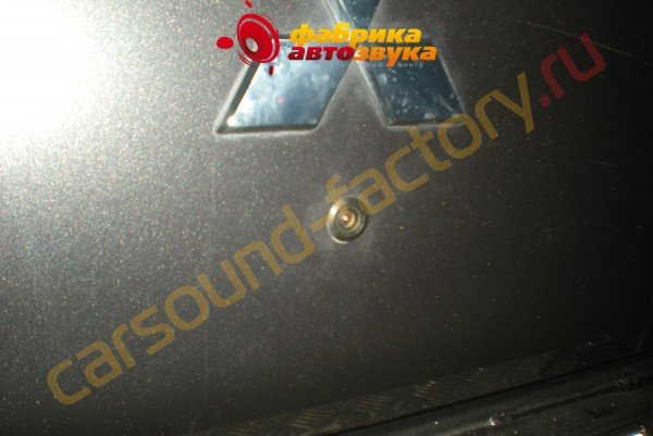 камера заднего вида типа глазок AVIS Mitsubishi L200