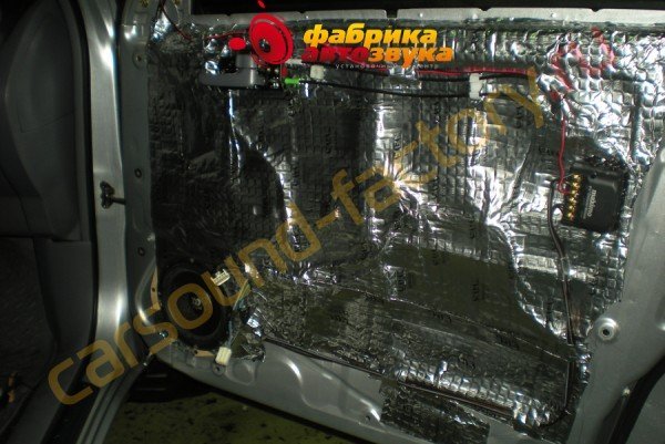 установка фронтальных динамиков Morel Maximo 6 Toyota RAV 4