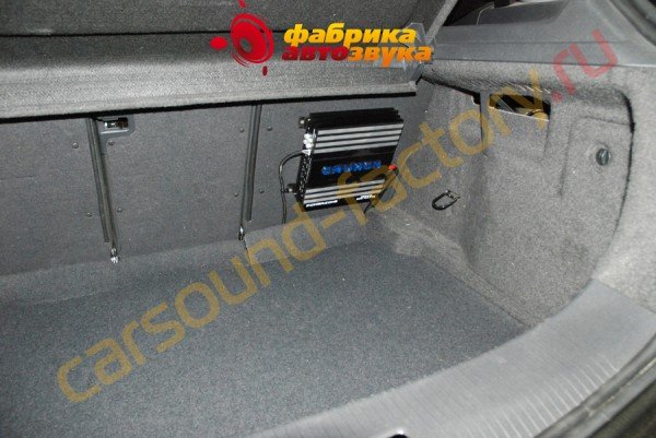 установка усилителя Crunch Crunch P500.2 Opel Astra