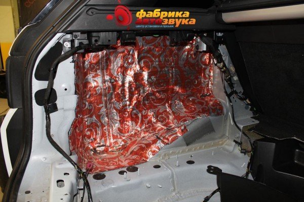 шумоизоляция места установки сабвуфера - Land Rover Range Rover Sport 2015