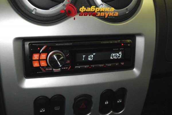 Установка магнитолы Alpine Alpine CDE-111RM Renault Logan
