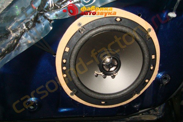 установка акустики DLS в задние двери DLS Toyota Corolla