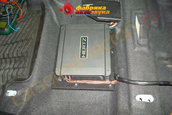 Установка усилителя мощности звука Hertz HCP4D Hyundai Solaris