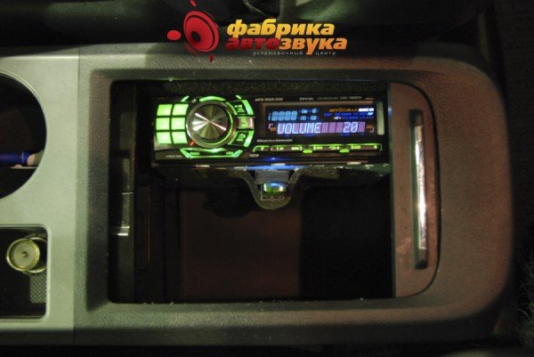 Установка магнитолы Alpine CDA-9884R Alpine CDA-9884R Honda CR-V