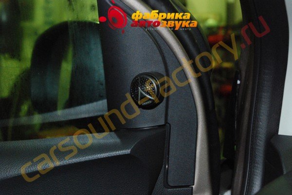 установка высокочастотника Hertz ESK 165 tweeter Nissan Note