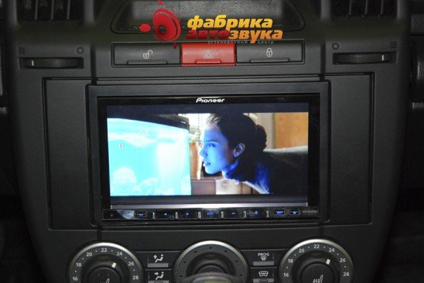 Установка магнитолы Pioneer Pioneer AVH-P4100DVD Land Rover Freelander