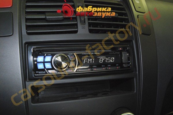 Установка магнитолы Alpine CDE-100EUB Hyundai Tucson