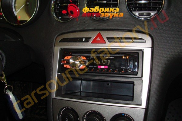 установка автомагнитолы Pioneer DEH-141UB Pioneer DEH-141UB Peugeot 308