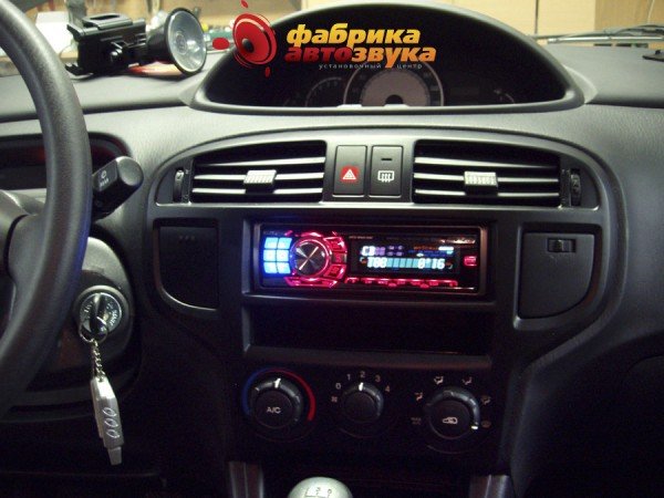 Установка магнитолы Alpine CDA-9884R Alpine CDA-9884R Hyundai Matrix