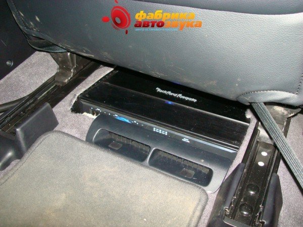 установка усилителя Rockford Fosgate Toyota Land Cruiser 200