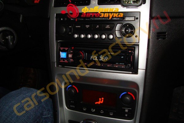 установка автомагнитолы Alpine CDE-131R Alpine CDE-131R Peugeot 307