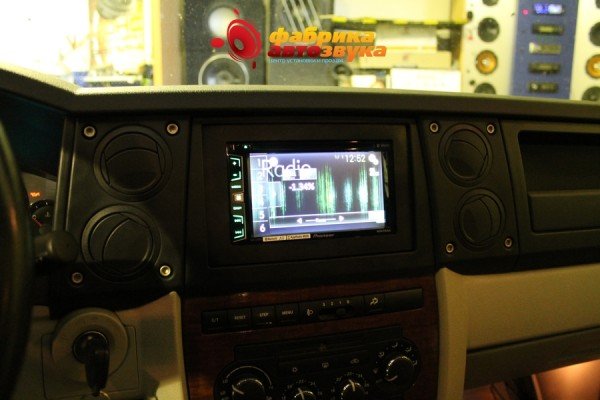 установка головного устройства Pioneer AVH-X2700BT Pioneer AVH-X2700BT Jeep Commander