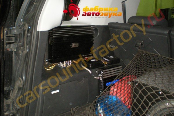 установка усилителя EOS AE-90F EOS AE-90F Toyota FJ Cruiser
