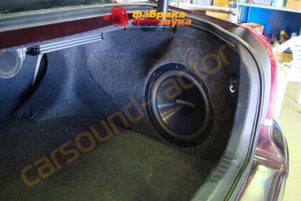 установка сабвуфера стеллс carsound Toyota Avensis