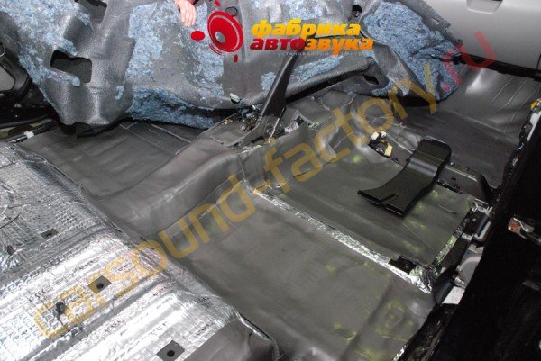 Шумоизоляция пола автомобиля в 2 слоя SGM + сплен Mitsubishi Pajero