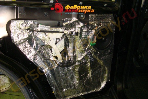 шумоизоляция задних дверей в 2 слоя SGM Land Rover Discovery 3