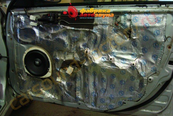 шумоизоляция передних дверей в 2 слоя STP Toyota Caldina