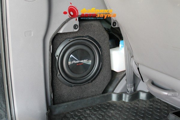 сабвуфер стеллс Pioneer SsangYong Stavic