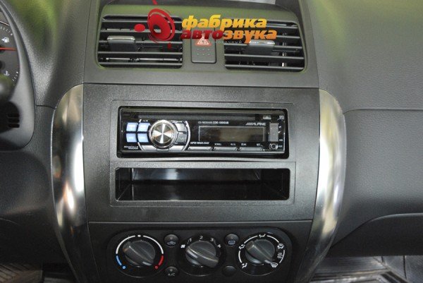 Установка магнитолы Alpine Alpine CDE-100EUB Suzuki SX-4