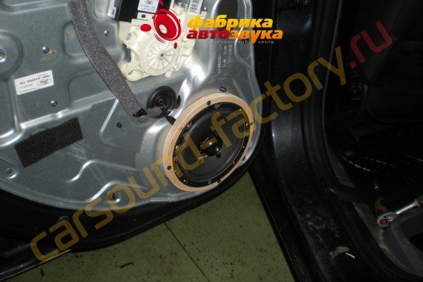установка динамиков в задние двери DLS 126 DLS 126 Ford Focus 2