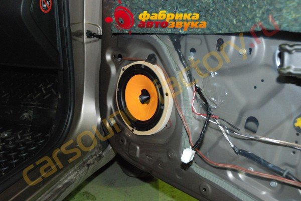 установка фронтальной акустики Hertz ESK 165 Nissan Note