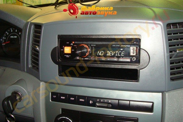 установка магнитолы Alpine CDE-171RM Alpine CDE-171RM Jeep Laredo