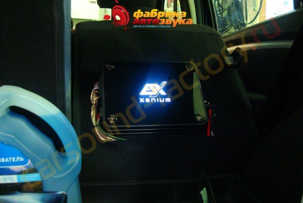 установка усилителя ESX Xenium ESX Xenium Renault Sandero