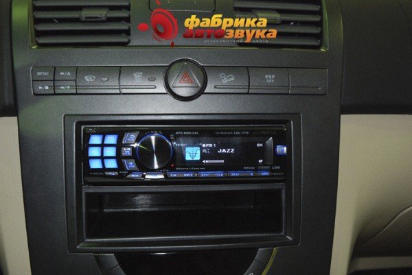 Установка магнитолы Alpine Alpine CDA-117Ri SsangYong Rexton
