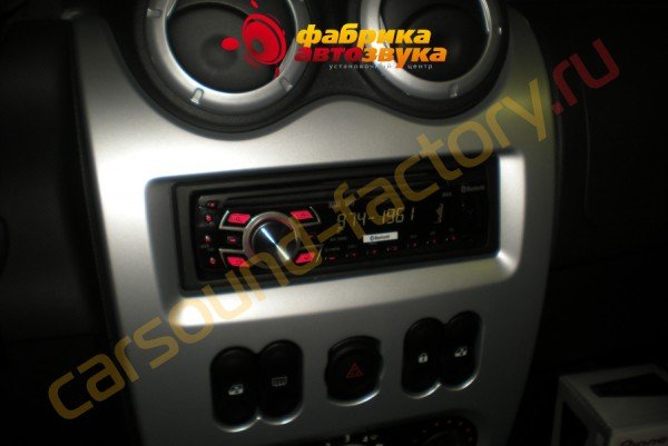 установка автомагнитолы Pioneer DEH-7300BT Pioneer DEH-7300BT Renault Sandero