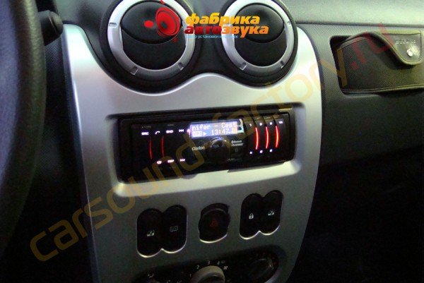 установка автомагнитолы Clarion FB289RBT Clarion FB289RBT Renault Sandero