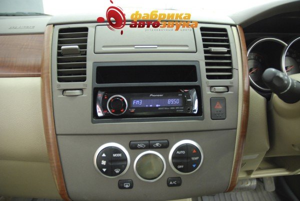 Установка магнитолы Pioneer Pioneer DEH-P3100UB Nissan Tiida