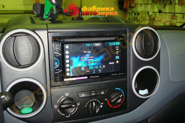 установка автомагнитолы Pioneer AVH-X2500BT Pioneer AVH-X2500BT Citroen Berlingo