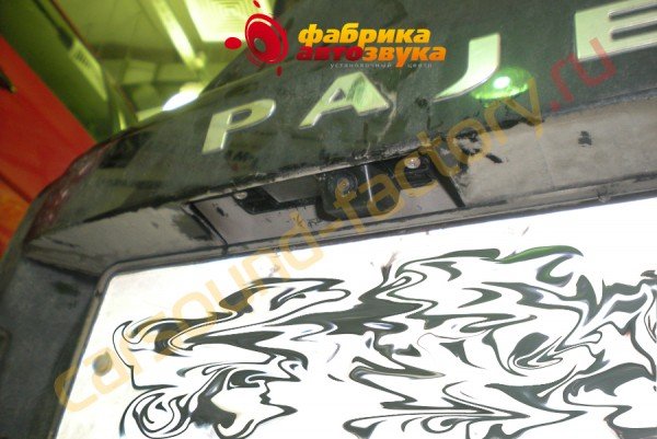 установка камеры заднего хода Intro Intro Mitsubishi Pajero