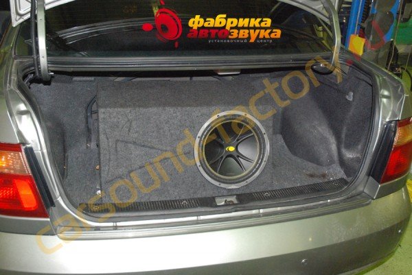 установка сабвуфера Kicker DC12 Kicker DC12 Nissan Almera
