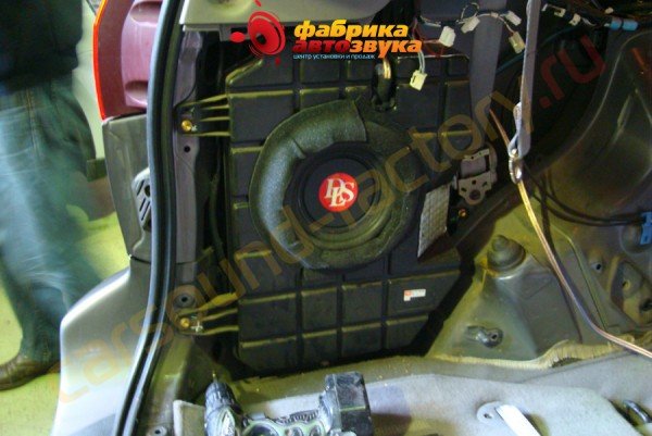 установка сабвуфера DLS OA8 Toyota Sienna