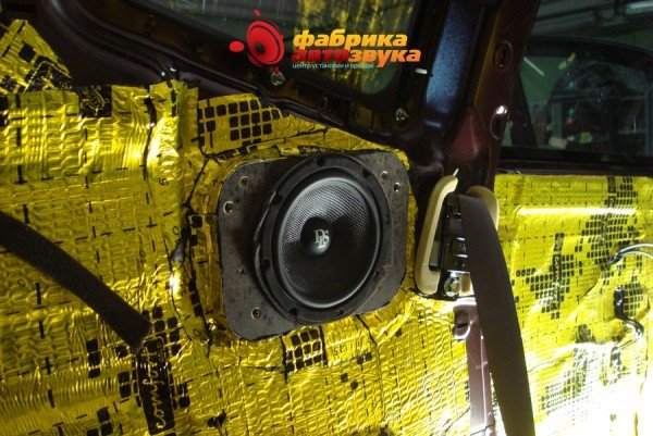 установка задних динамиков DLS SsangYong Stavic