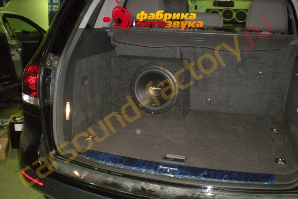установка сабвуфера Rockford Fosgate R2D2 Rockford Fosgate R2D2 Volkswagen Touareg