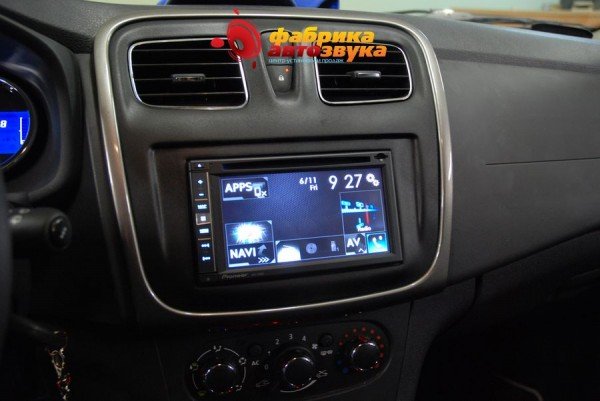 установка магнитолы Pioneer AVIC-F960BT Renault Sandero 2015+