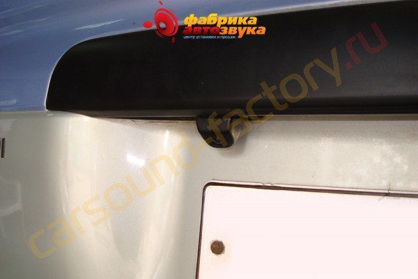 установка камеры заднего вида AVIS AVIS Mitsubishi Delica