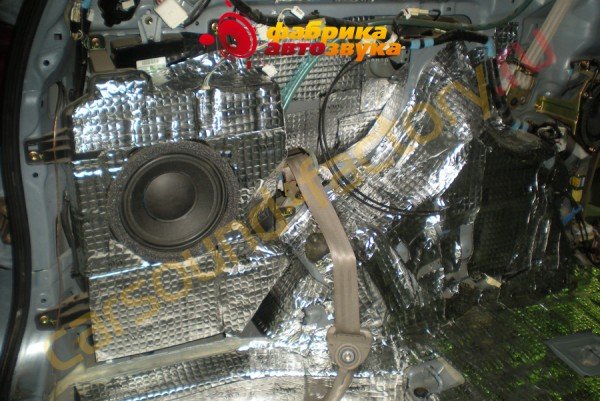 шумоизоляция колесных арок SGM Toyota Sienna